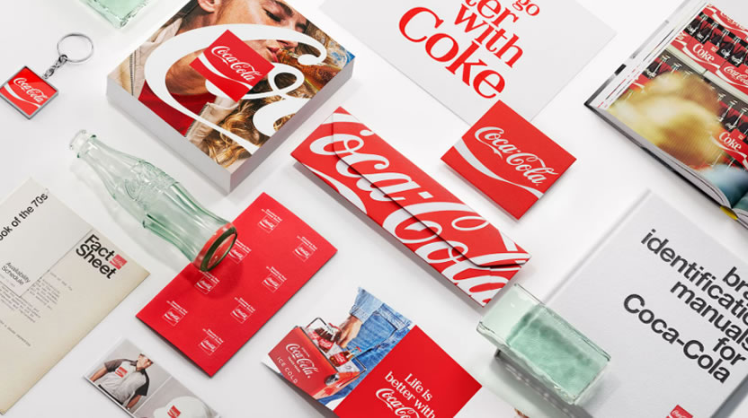 Comparación visual del rebranding de Coca-Cola 2026 mostrando la lata con logo vertical sobre el Arden Square y su impacto en el diseño UI/UX
